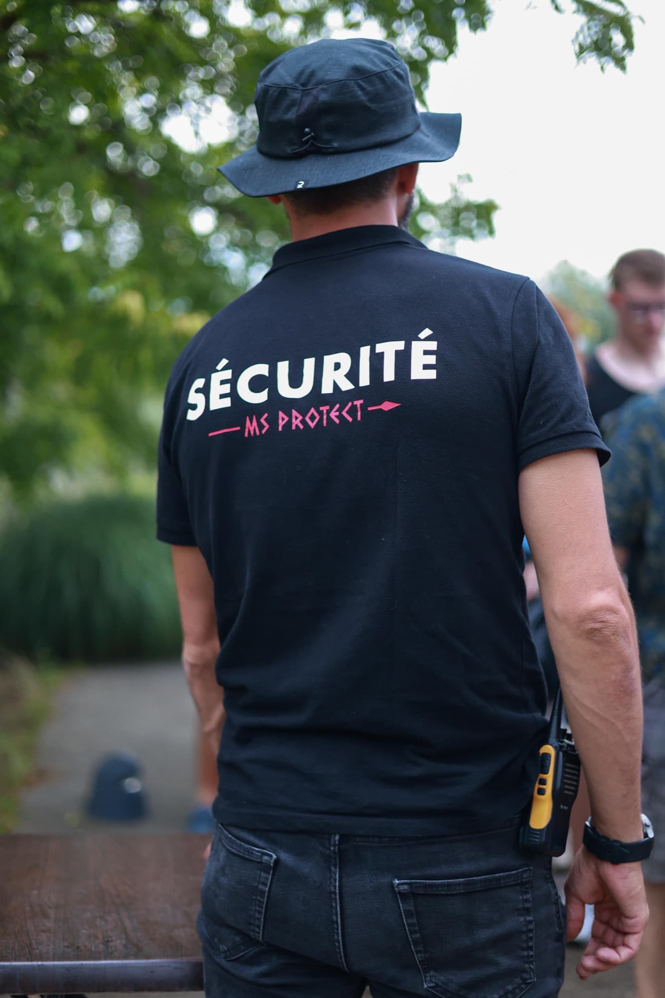 Agent de gardiennage MS Protect en surveillance, talkie-walkie à la main