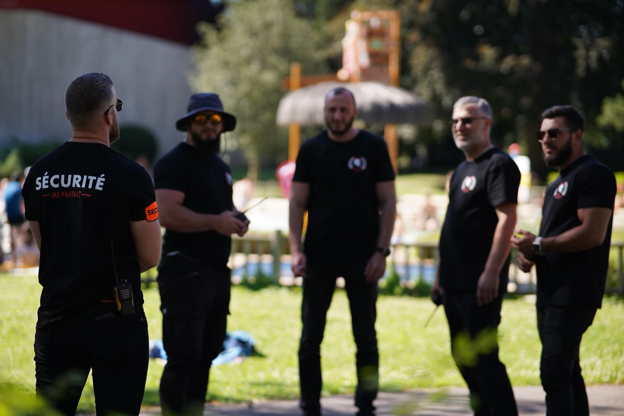Briefing d'équipe MS Protect dans un parc