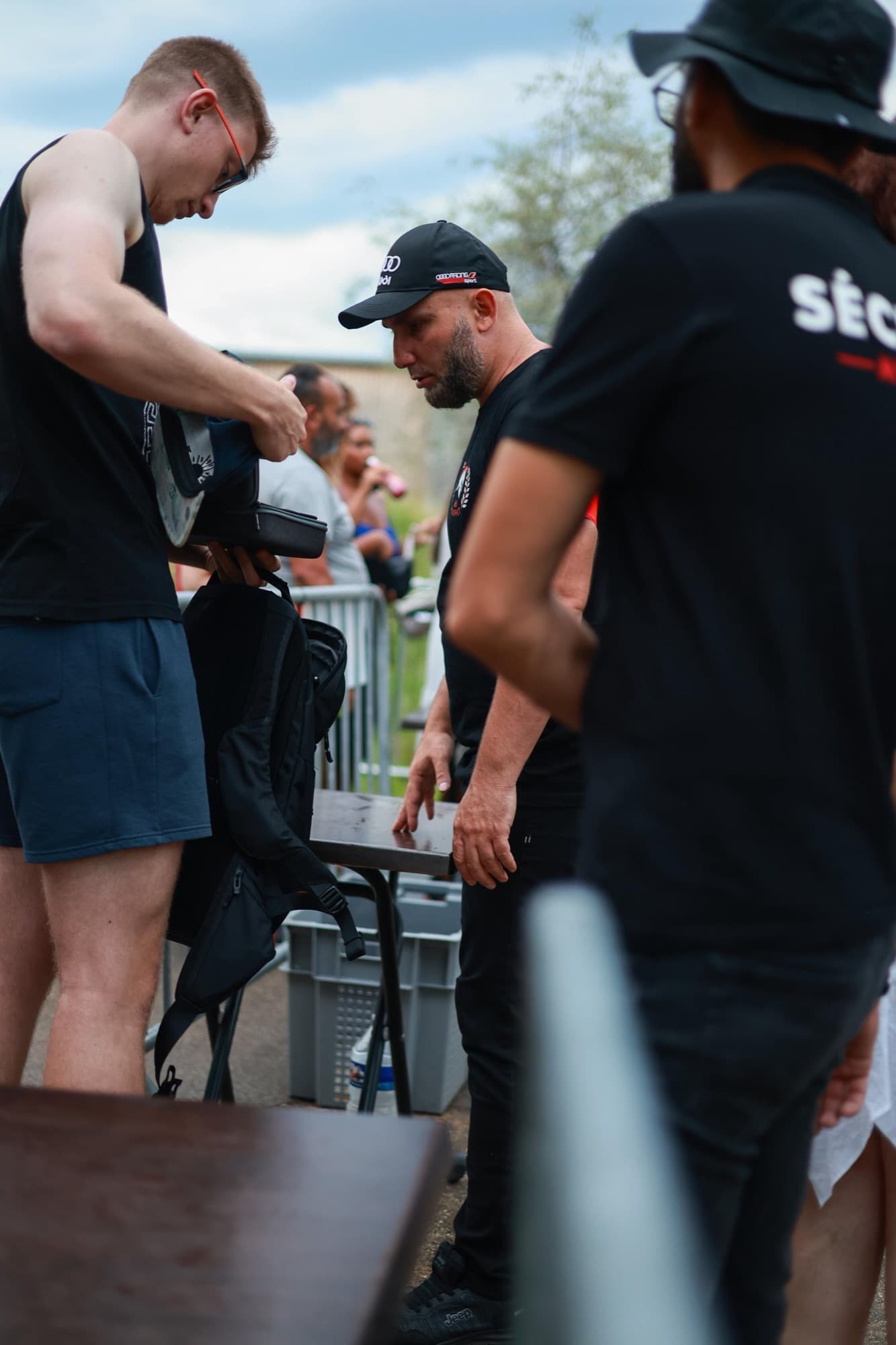 Contrôle de sacs à l'entrée d'un événement