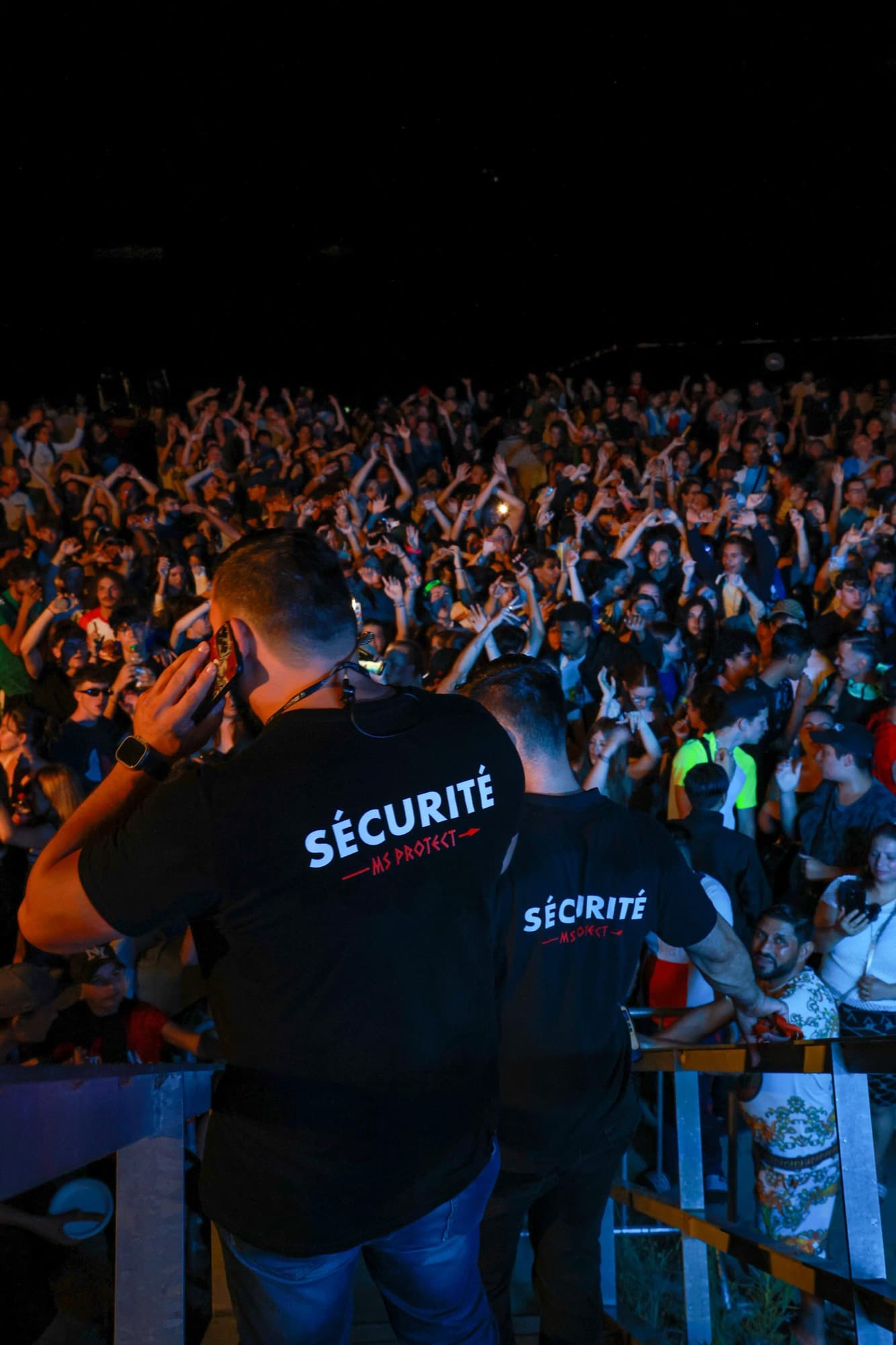 Agents MS Protect dos à la foule lors d'un concert