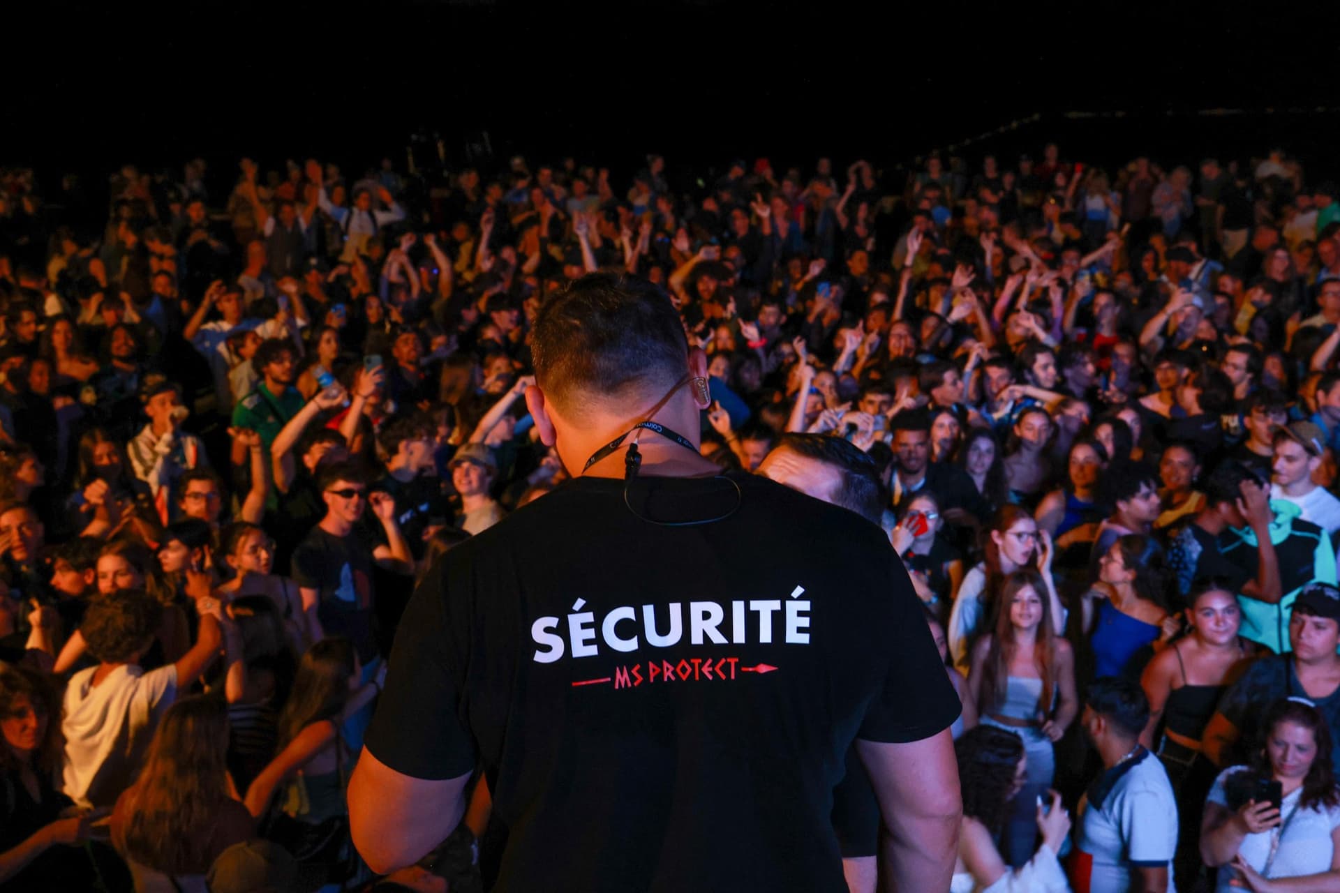Agent MS Protect face au public lors d'un concert de nuit
