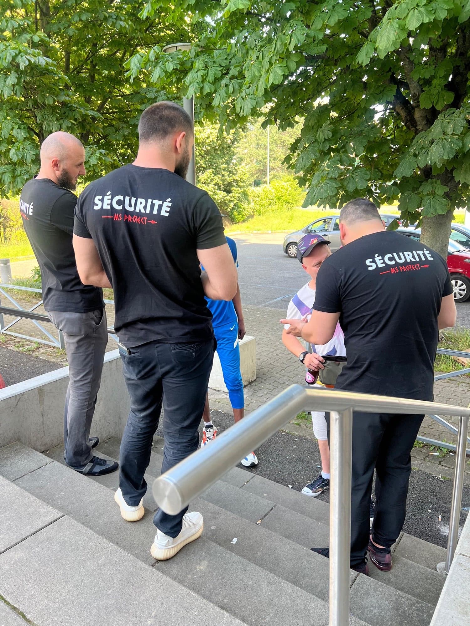 Agents MS Protect contrôlant l'accès dans un escalier