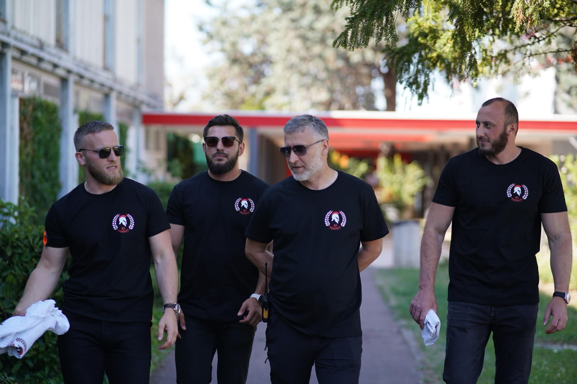 Équipe de quatre agents MS Protect en déplacement