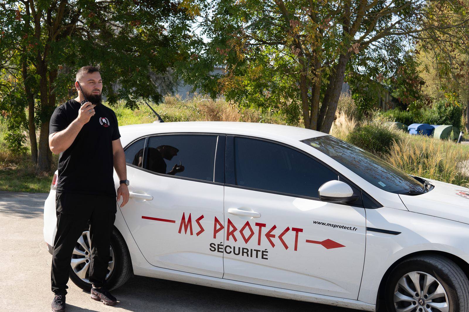 Agent MS Protect en ronde de surveillance avec véhicule de patrouille