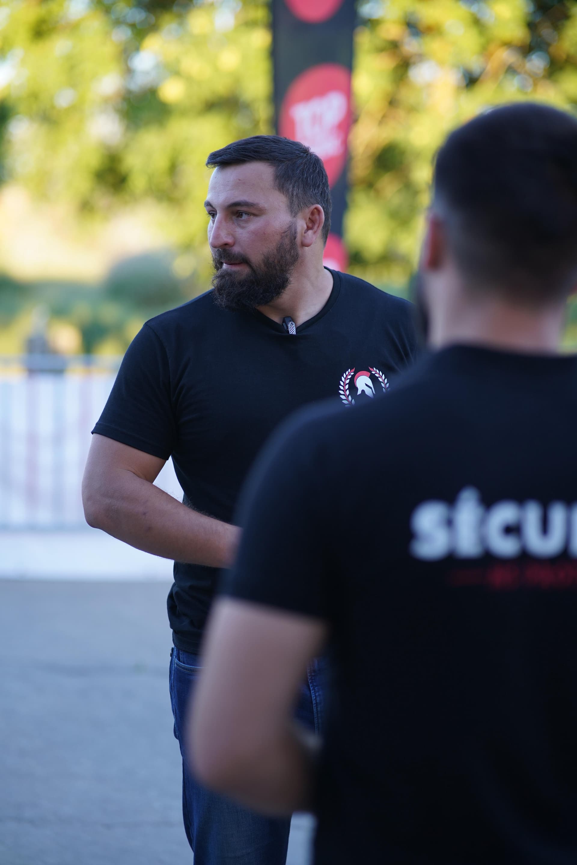 Chef d'équipe MS Protect en discussion lors d'une mission de sécurité résidentielle